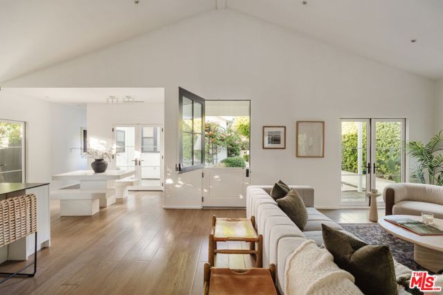 4128 Baywood Street, Los Angeles CA: https://media.crmls.org/mediaz/f7b8aa2e-456f-48b2-8828-a8ccf82b7a48.jpg