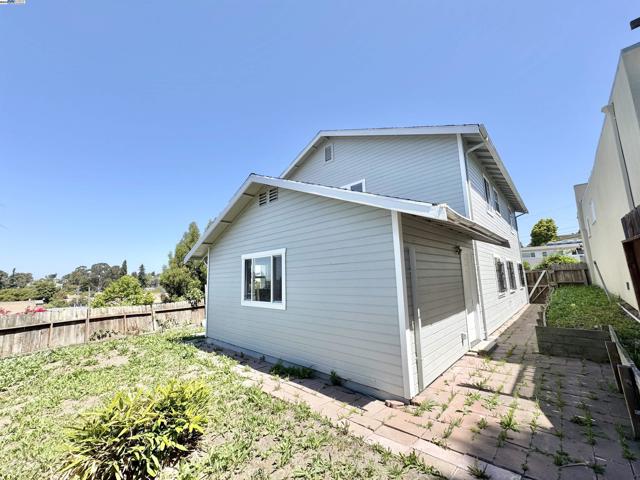 3251 Hyde St, Oakland CA: https://media.crmls.org/mediaz/f7b9ad29-f05e-4476-b8a2-485b864639a7.jpg