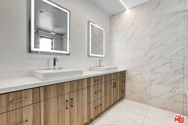 733 1/2 N Gramercy Place, Los Angeles CA: https://media.crmls.org/mediaz/f7b9be8b-d43f-4b9d-b39e-ded4dc175b1f.jpg