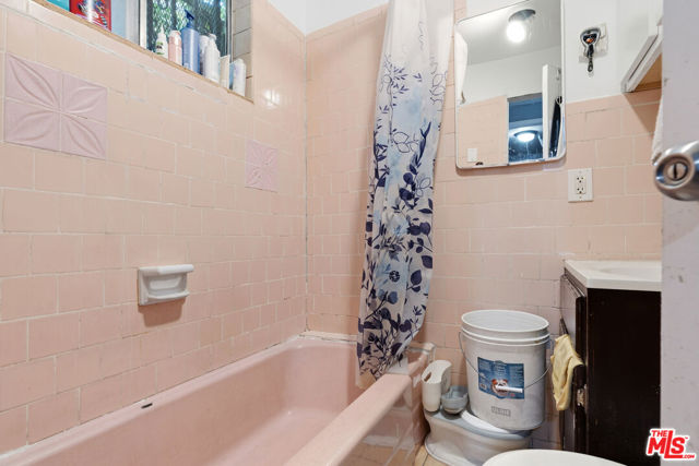 547 N St Louis Street, Los Angeles CA: https://media.crmls.org/mediaz/f7b9c178-2963-40d7-83e4-43e7d541dd4a.jpg