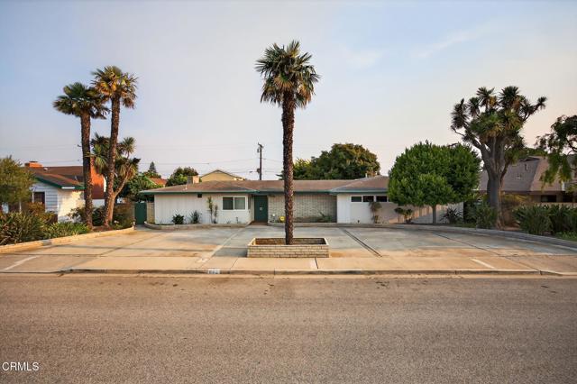 640 Fernwood Drive, Oxnard CA: https://media.crmls.org/mediaz/f7ba646c-0675-44cb-a902-28a95e9a7484.jpg