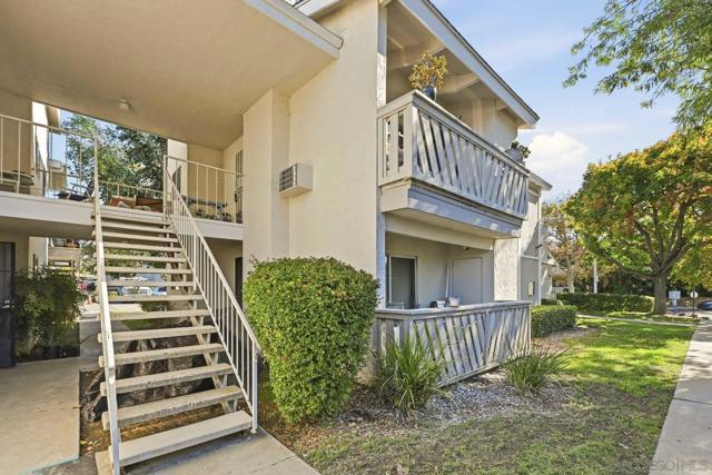 2566 White Oak Pl, Escondido CA: https://media.crmls.org/mediaz/f7ba8500-64df-47f0-befc-292b392987bd.jpg