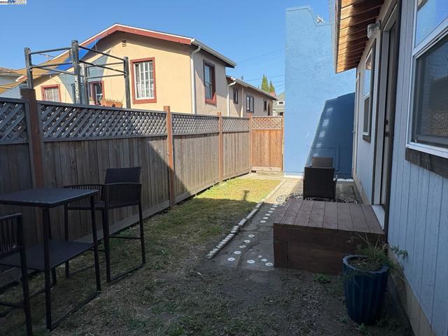 1050 37Th St, Oakland CA: https://media.crmls.org/mediaz/f7bc3ac9-16a2-4799-914f-8827fbd32f80.jpg