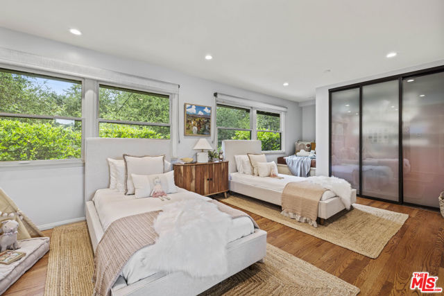 4650 Canoga Avenue, Woodland Hills CA: https://media.crmls.org/mediaz/f7bdb37f-8d45-47d6-a777-61247d23a6c1.jpg