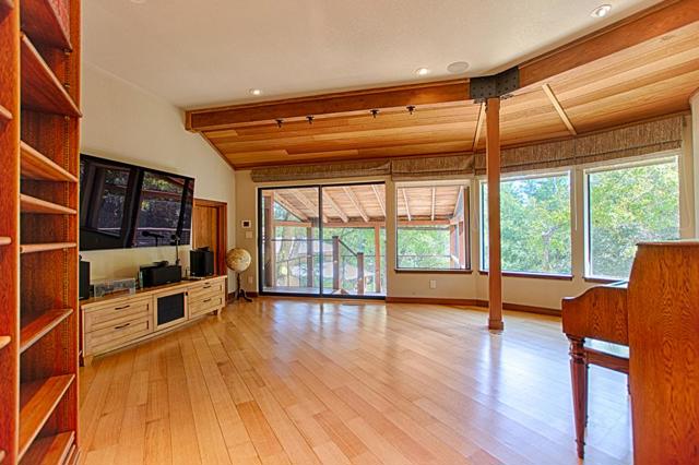 18467 Las Cumbres Road, Los Gatos CA: https://media.crmls.org/mediaz/f7bdb745-0df6-4a37-b160-33c3f3db7203.jpg