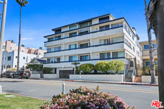 2221 Ocean Avenue, Santa Monica CA: https://media.crmls.org/mediaz/f7be0ba3-9fc0-4711-bff8-9bb4d19f223b.jpg