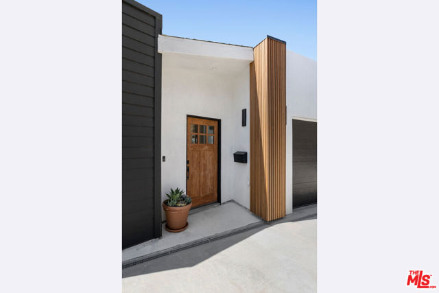 2391 Yorkshire Drive, Los Angeles CA: https://media.crmls.org/mediaz/f7be9acc-adc8-47b2-a64e-f8a0ff8596f8.jpg