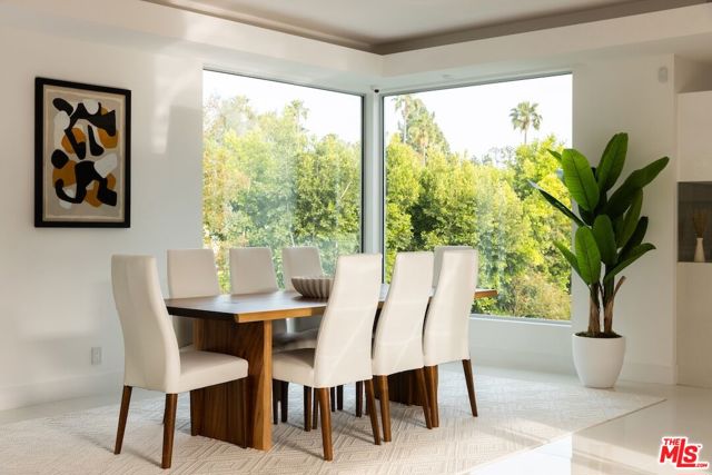 1124 Summit Drive, Beverly Hills CA: https://media.crmls.org/mediaz/f7bebb25-58e1-48e2-a2a3-377324966a24.jpg