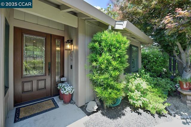 633 Terra California Dr, Walnut Creek CA: https://media.crmls.org/mediaz/f7bf0127-309f-44c5-b8f9-e232e223b0eb.jpg