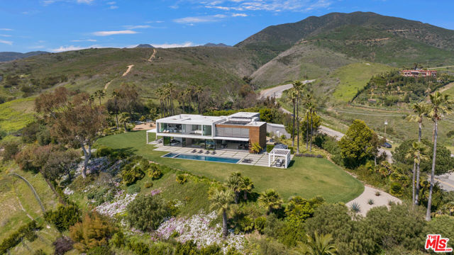 5601 Kanan Dume Road, Malibu CA: https://media.crmls.org/mediaz/f7bf41d7-ec64-4bcb-bc86-6a93fa561fe2.jpg