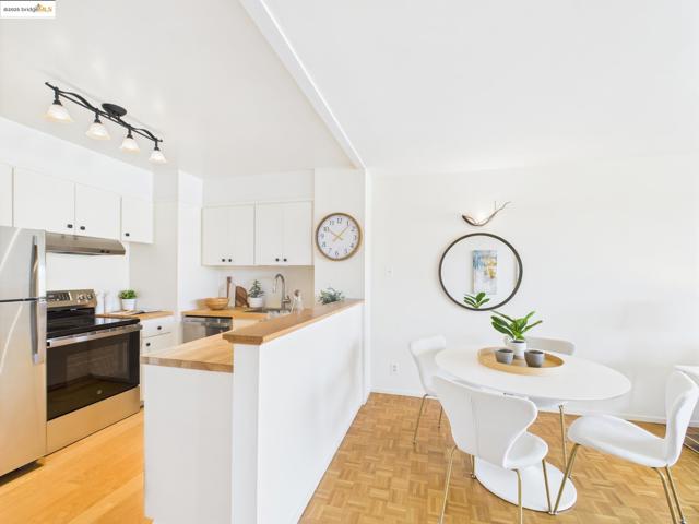 320 Lee St, Oakland CA: https://media.crmls.org/mediaz/f7bfd427-43e3-46c4-b710-2bbf4cb97894.jpg
