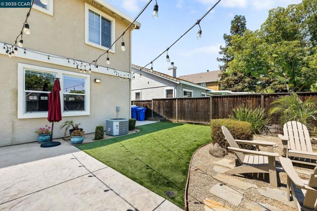 127 Sanford Ct, Brentwood CA: https://media.crmls.org/mediaz/f7c00d91-8ec9-433c-97c9-b8162aece899.jpg