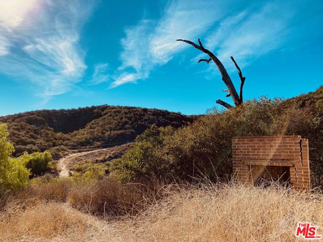 23629 Zuniga Road, Topanga CA: https://media.crmls.org/mediaz/f7c0a8fd-3cbc-4948-ba4e-64498d5c8ecc.jpg