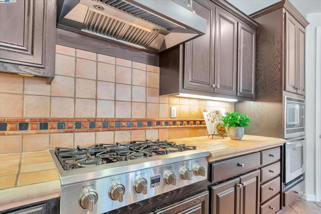 1517 Rampart Way, Brentwood CA: https://media.crmls.org/mediaz/f7c0df17-cc8a-4217-a679-a9a4fcaf7cc3.jpg
