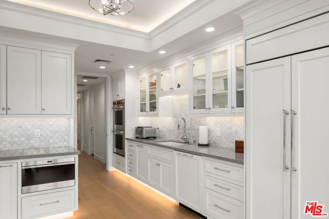 300 N Swall Drive, Beverly Hills CA: https://media.crmls.org/mediaz/f7c1626e-7172-43af-b5ba-eb8b9e0b203a.jpg