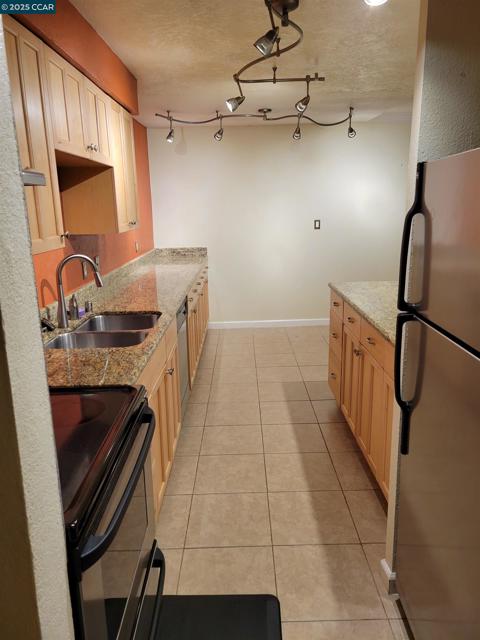 590 El Dorado, Oakland CA: https://media.crmls.org/mediaz/f7c18caa-2281-472d-a14e-84d6c0ee4d64.jpg