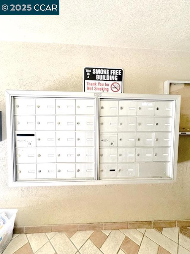 1305 Webster St, Alameda CA: https://media.crmls.org/mediaz/f7c1be71-9106-4111-a999-9256611d56d1.jpg