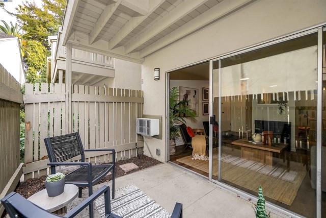 2562 Walnut Blvd, Walnut Creek CA: https://media.crmls.org/mediaz/f7c20f4c-bb74-4def-90ef-4151babbb572.jpg