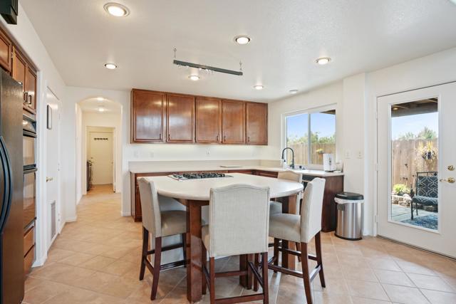 2288 Boulders Ct, Alpine CA: https://media.crmls.org/mediaz/f7c22d55-8161-4291-81fc-8c1bb326e2df.jpg