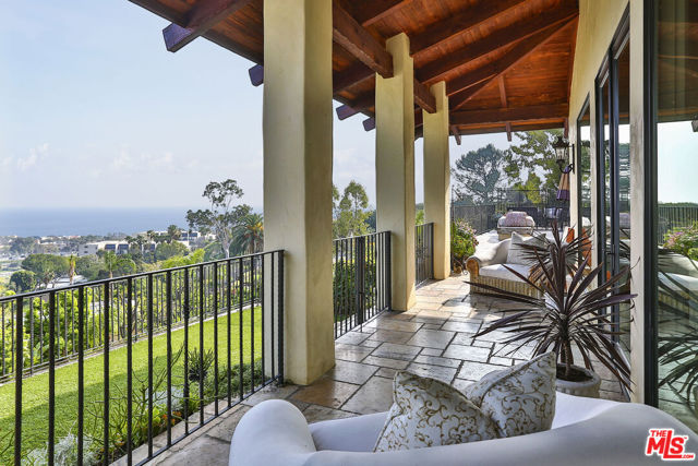 3504 Coast View Drive, Malibu CA: https://media.crmls.org/mediaz/f7c2f5b3-6934-4b27-8fa9-acae7d1bf21c.jpg