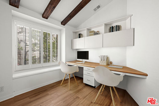 1141 17th Street, Santa Monica CA: https://media.crmls.org/mediaz/f7c35b0a-1c22-4577-a1fd-e080055cd283.jpg