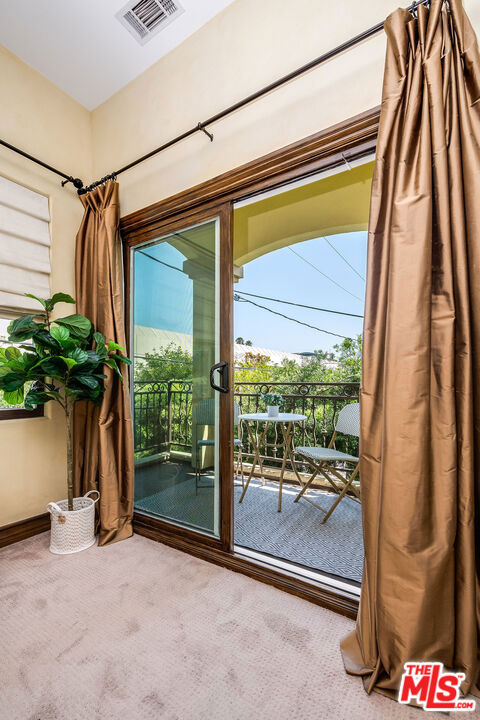 4125 W Hood Avenue, Burbank CA: https://media.crmls.org/mediaz/f7c38dfd-47e4-431b-966d-81154950d0aa.jpg