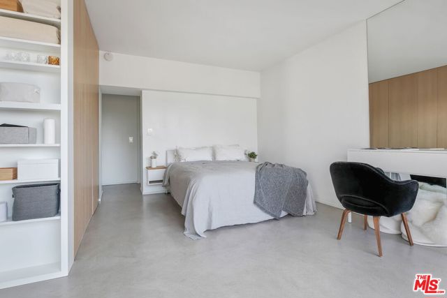 999 N Doheny Drive, West Hollywood CA: https://media.crmls.org/mediaz/f7c3a053-3c22-4e42-9a57-513b06df9386.jpg
