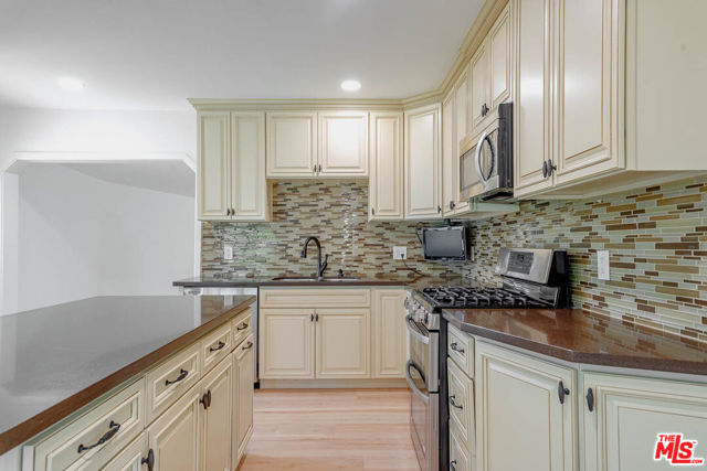6627 Ranchito Avenue, Valley Glen CA: https://media.crmls.org/mediaz/f7c3fec8-b887-4a9a-9021-58ddcebca441.jpg