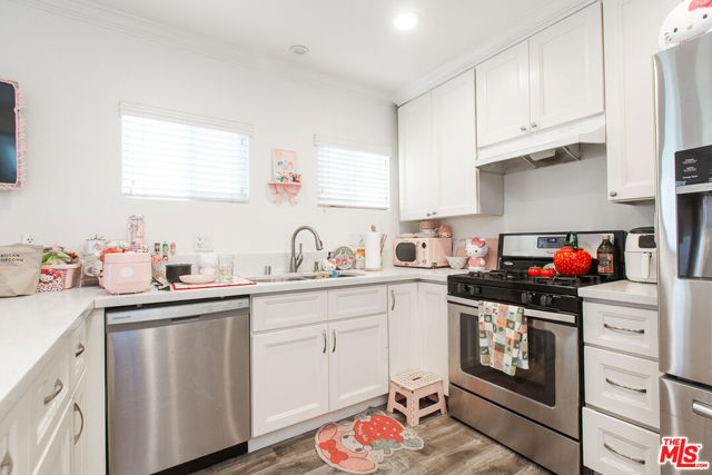 4504 Maplewood Avenue, Los Angeles CA: https://media.crmls.org/mediaz/f7c448fa-621f-4793-99b0-8e33bbeffb8a.jpg