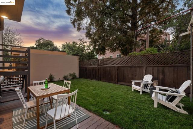 101 Palm Dr, Piedmont CA: https://media.crmls.org/mediaz/f7c4e57a-eb50-4a58-8247-0f02f81b46ff.jpg