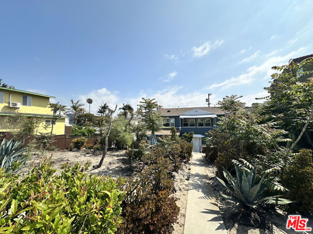 2712 Pacific Avenue, Venice CA: https://media.crmls.org/mediaz/f7c545b1-53d5-420a-85bc-cd2bc4f1a7e8.jpg