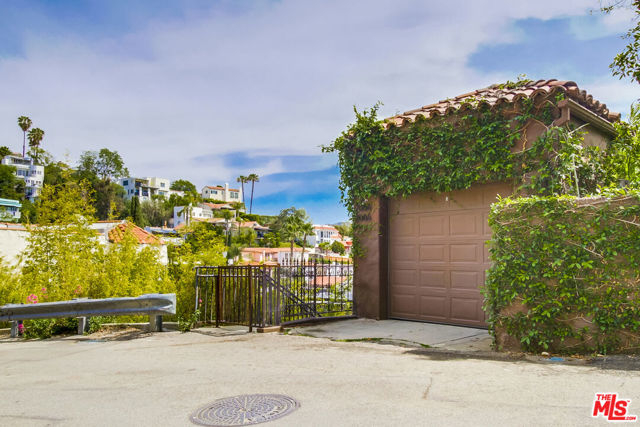 2066 GLENCOE Way, Los Angeles CA: https://media.crmls.org/mediaz/f7c62b0c-8ecd-40f5-a133-52380c09e79f.jpg