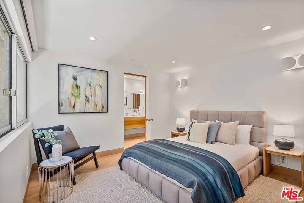 https://media.crmls.org/mediaz/f7c6f6e3-d827-47b6-8f8e-be948017abb2.jpg?preset=X-Large