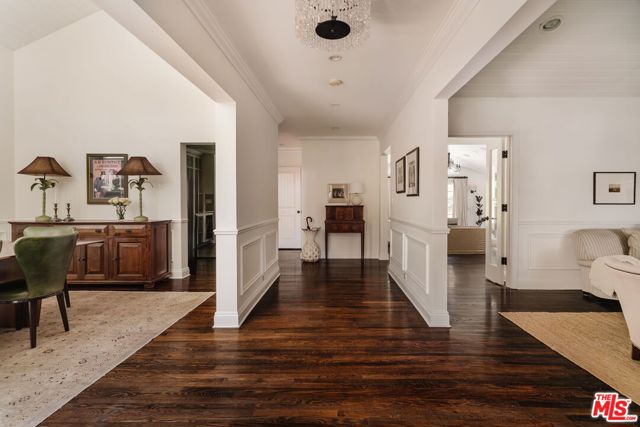 4237 Bluebell Avenue, Studio City CA: https://media.crmls.org/mediaz/f7c77eec-5060-421b-8afa-70ff24edd46a.jpg