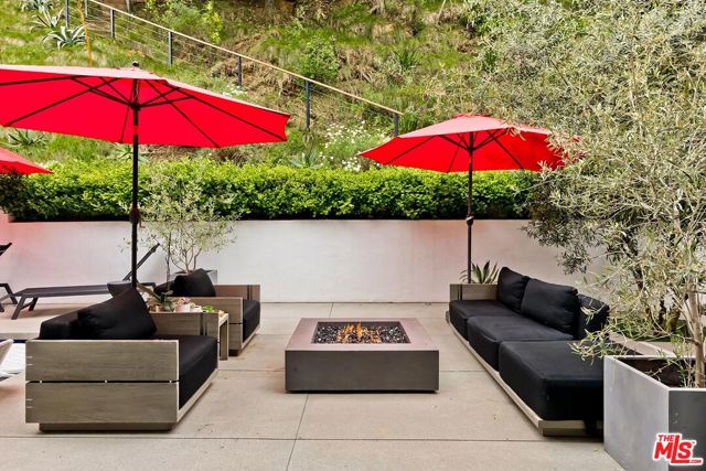 9792 Oak Pass Road, Beverly Hills CA: https://media.crmls.org/mediaz/f7c7a13a-7319-4758-8760-3d30812f4a90.jpg