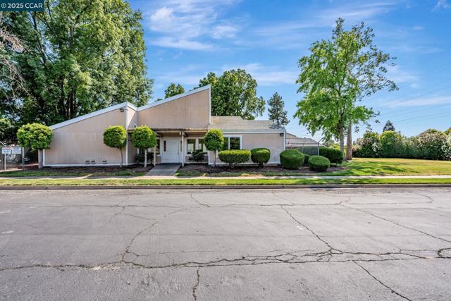 1335 Kenwal Rd, Concord CA: https://media.crmls.org/mediaz/f7c7a523-34d7-40df-9c28-57050808afa2.jpg