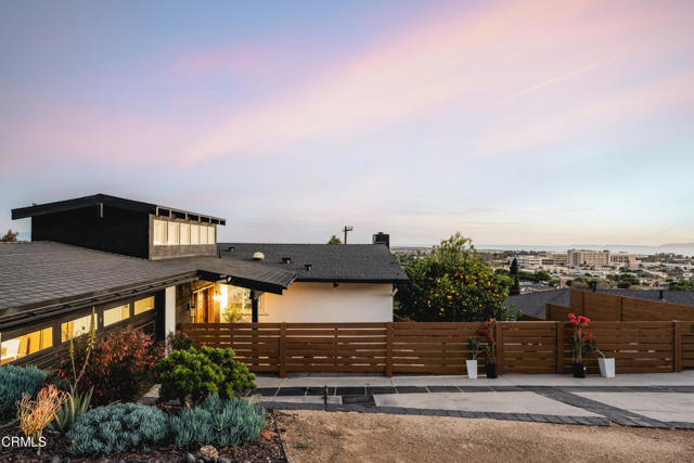 Detail Gallery Image 2 of 30 For 3086 Grove St, Ventura,  CA 93003 - 3 Beds | 3 Baths