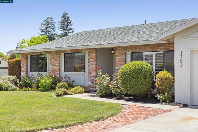 1752 Berrywood Ct, Concord CA: https://media.crmls.org/mediaz/f7c8310d-8d5d-45b6-a9f4-359a542c158b.jpg