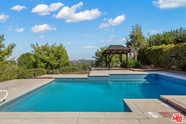 4344 Gayle Drive, Tarzana CA: https://media.crmls.org/mediaz/f7c84b9d-70c8-493d-b72b-7bdc7f1ddadf.jpg