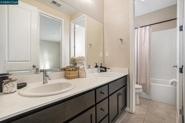 208 Littleton St, Oakley CA: https://media.crmls.org/mediaz/f7c8678d-5cfa-4a01-9a04-f513609f8bdf.jpg