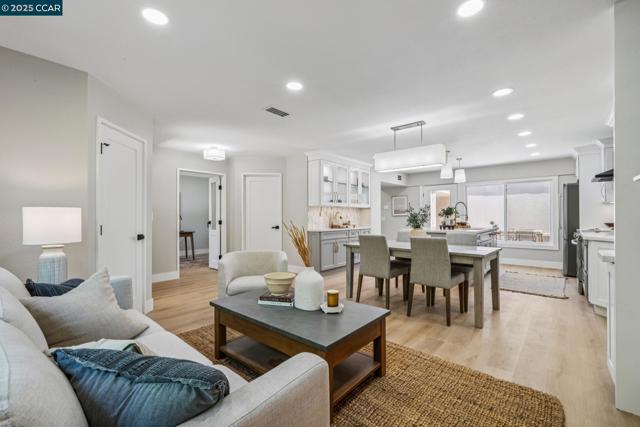 1736 Golden Rain Rd, Walnut Creek CA: https://media.crmls.org/mediaz/f7c8c56d-acf9-4d26-abe7-f4dfa8cc5206.jpg