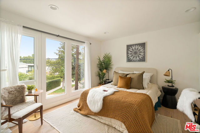 12366 Laurel Terrace Drive, Studio City CA: https://media.crmls.org/mediaz/f7c93a6f-baab-4a9e-9e8a-a2ccc5f0d567.jpg