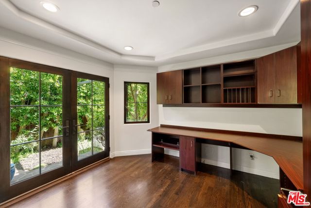 516 Lincoln Boulevard, Santa Monica CA: https://media.crmls.org/mediaz/f7c9fc75-66f9-4d45-8778-24be1fdcffff.jpg