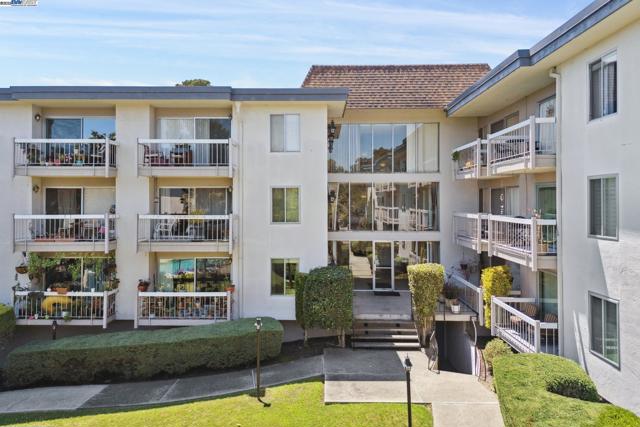 950 Shorepoint Ct, Alameda CA: https://media.crmls.org/mediaz/f7cab0d8-369d-4f5d-abbb-4304e0f491c9.jpg