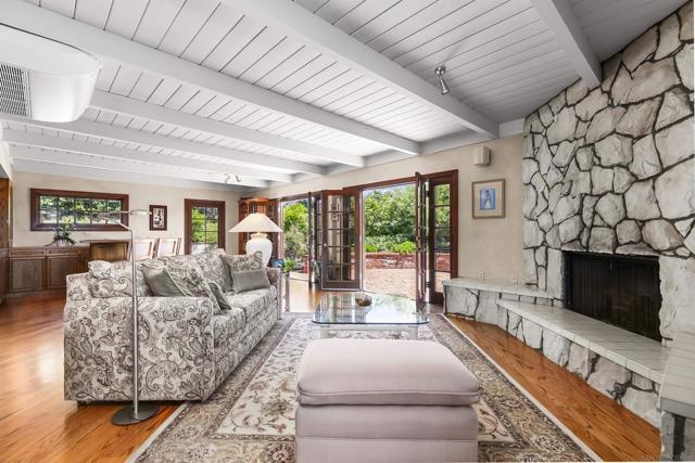 5353 Westknoll Dr, San Diego CA: https://media.crmls.org/mediaz/f7cb09eb-cd6b-4aca-ba50-516986ff8e47.jpg