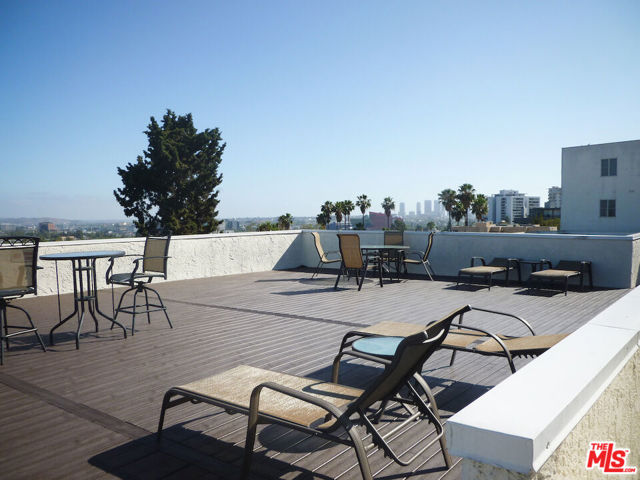 8400 De Longpre Avenue, West Hollywood CA: https://media.crmls.org/mediaz/f7cb1f97-1c84-461a-81c8-dc67c517134c.jpg