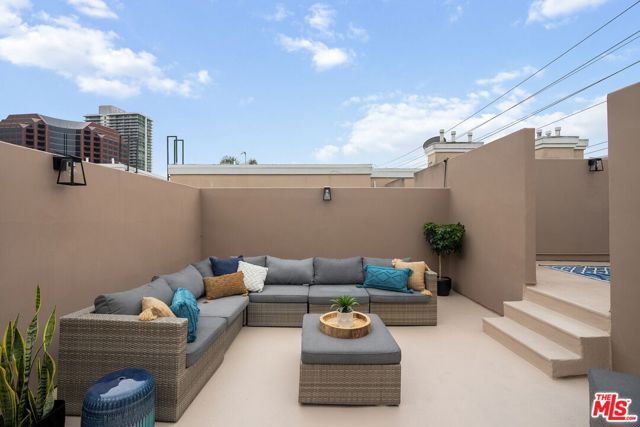 11855 Goshen Avenue, Los Angeles CA: https://media.crmls.org/mediaz/f7cbbb1b-f792-4bd8-a531-3e76d72d735c.jpg