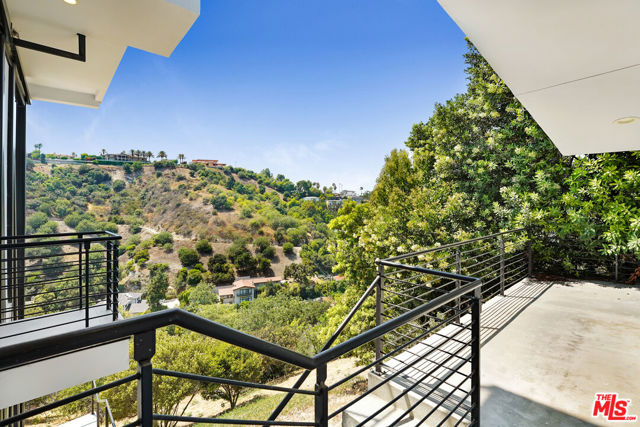 3761 Glenridge Drive, Sherman Oaks CA: https://media.crmls.org/mediaz/f7cc4bb3-102e-4e7d-977e-4ce02cd7d1a9.jpg
