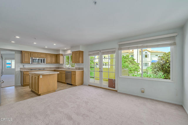 4229 Harbour Island Lane, Oxnard CA: https://media.crmls.org/mediaz/f7ccb1cd-640a-45fc-b3a8-036d1d3659b8.jpg