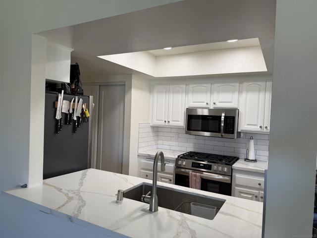 9342 Twin Trails Drive, San Diego CA: https://media.crmls.org/mediaz/f7cce7bf-dee9-4aee-b792-e087e79e63e1.jpg